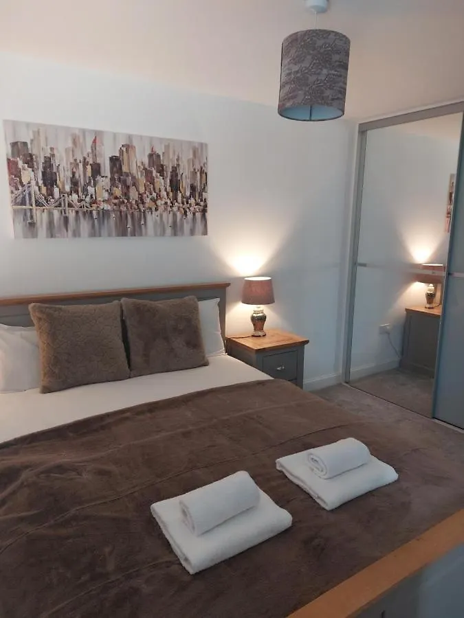 Beautiful 4-Bedroom House With Private Garden & Parking Edinburgh