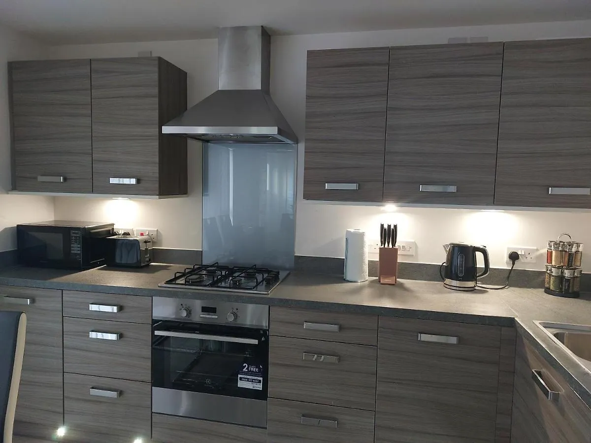 Beautiful 4-Bedroom House With Private Garden & Parking Edinburgh