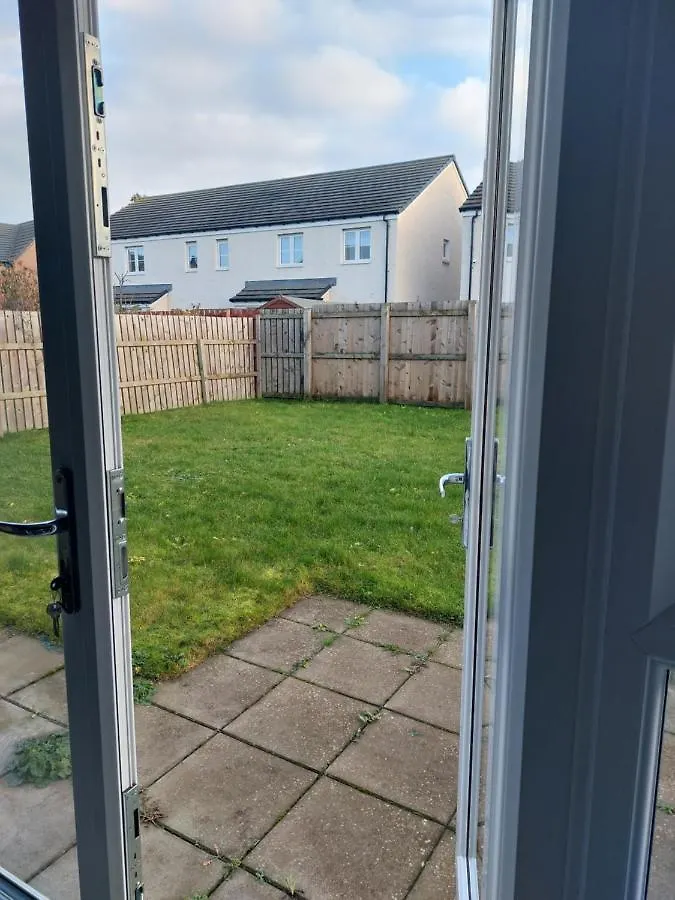 Beautiful 4-Bedroom House With Private Garden & Parking Edinburgh 0*,