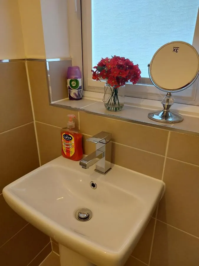 Beautiful 4-Bedroom House With Private Garden & Parking Edinburgh 0*,  United Kingdom