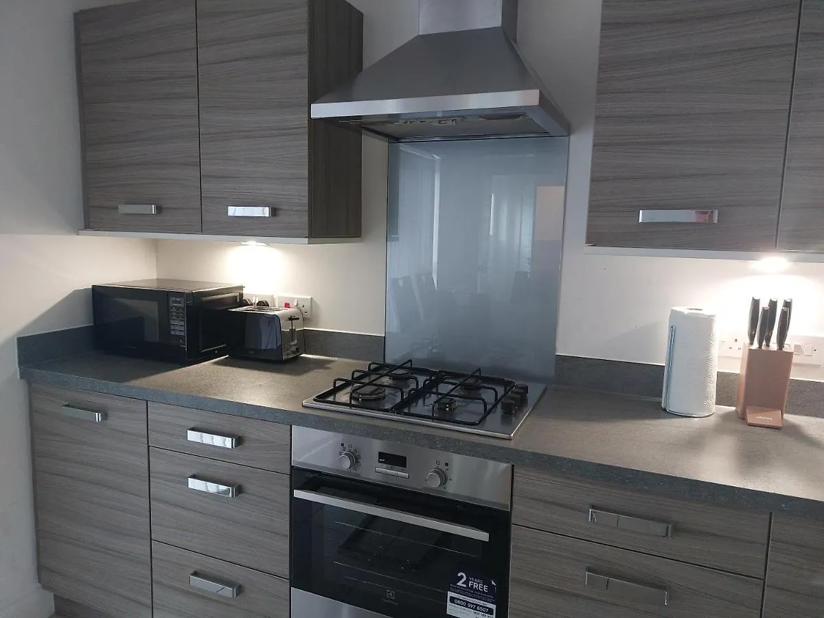 Beautiful 4-Bedroom House With Private Garden & Parking Edinburgh