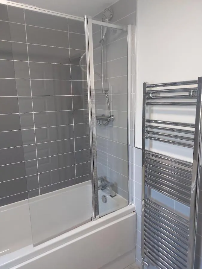 Beautiful 4-Bedroom House With Private Garden & Parking Edinburgh