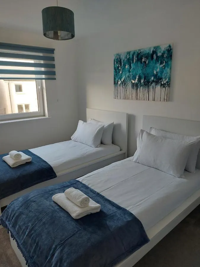 Beautiful 4-Bedroom House With Private Garden & Parking Edinburgh