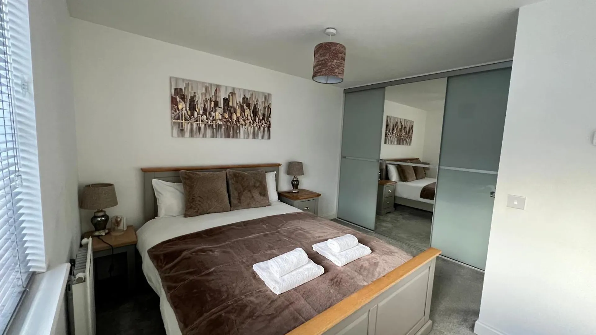 Beautiful 4-Bedroom House With Private Garden & Parking location