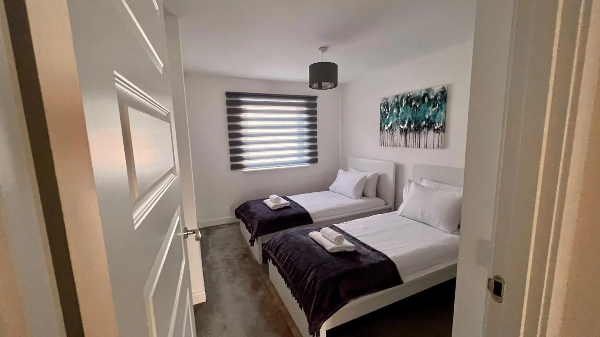 Beautiful 4-Bedroom House With Private Garden & Parking Edinburgh Holiday home